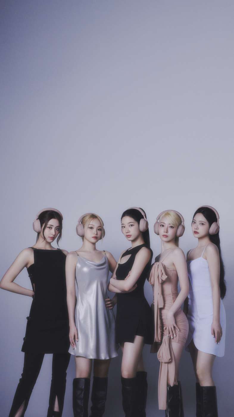 LE SSERAFIM, un grupo de K-POP de chicas con los audífonos WH-1000XM5 en Smoky Pink