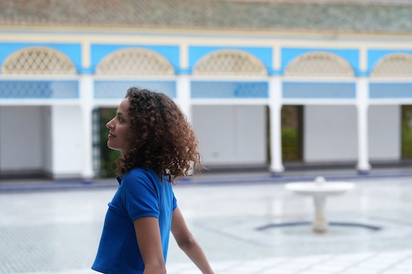 Imagen de ejemplo de una modelo femenina mirando hacia la izquierda en un patio colorido